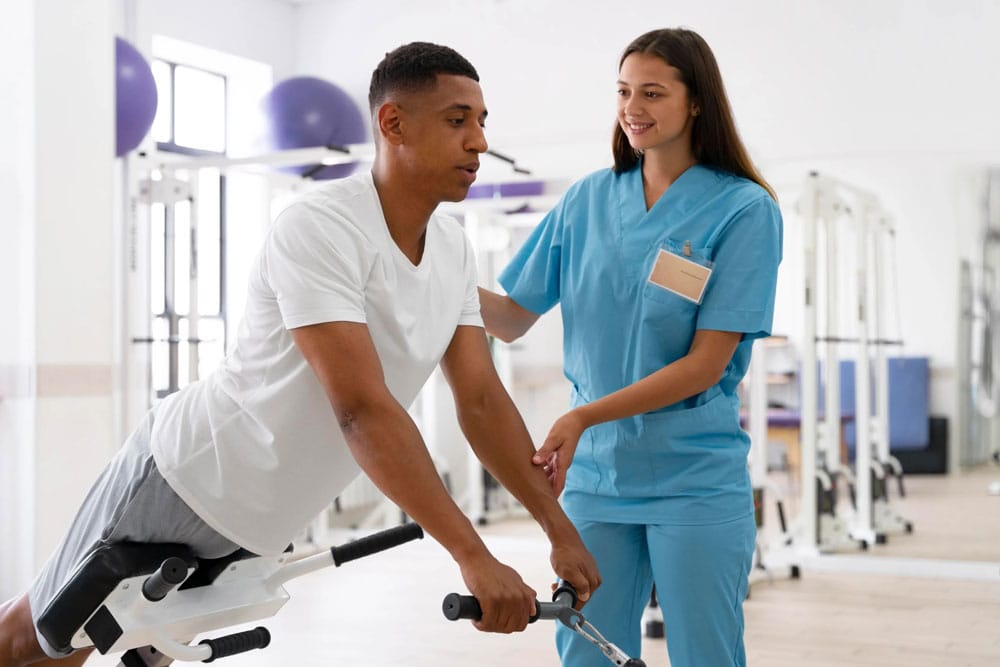 medical-assistant-helping-patient